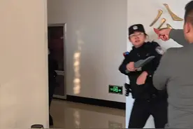 硬闯安检通道，威胁安检法警，利用最小作战单元进行有效处置！来之能战，战之必胜！处突演练现场直击！#政媒原创作者联盟 #司法警察#司法警察实战化训练 @抖音短视频视频封面