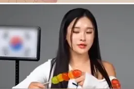 #韩网红称糖葫芦由韩国创新发明   韩网红称糖葫芦是由韩国创新发明的，中国只是做了冰糖山楂这一种糖葫芦，还特意找了一个中国女孩来证明，该中国女孩表示确实中国只有山楂一种糖葫芦 #娱乐评论大赏视频封面