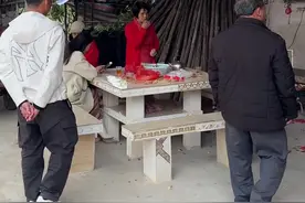 当年老爸他们的大姐(也就是我们的布奶)跟叔叔相差二十多岁，所以我们这些表兄年龄都跟叔叔差不多了，然后呢表兄跟我们也是相差二三十多岁。表兄的儿子都比我们大但是论辈分都是管我们叫表叔的。#辈分不能乱 #记录真实生活