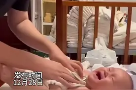 爸爸给娃娃擦身子，宝宝全身都是痒痒肉，笑的合不拢嘴 视频封面