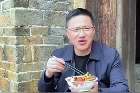 还记得小时候吃饭时，家家户户都是端着碗互相串门，一起坐在家门口，分享着碗中菜，有说有笑。只是现在再也回不去曾经的那种味道。#记录真实生活 #农村生活视频封面