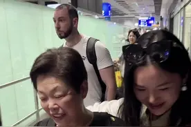 湖北爹妈落地德国10分钟，洋女婿却当众掏出一盆洗脚水❗️ 70岁父母第一次来德国，洋女婿让他们先懵后哭最后笑了❗️#跨国婚姻 #女婿给岳母洗脚#孝心无国界 #vlog十亿流量扶持计划