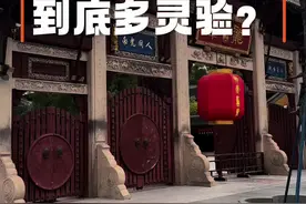 龙年一定要去的龙华寺 到底有多灵 这条攻略教你怎么拜佛 交通 乘坐地铁11/12号线龙华站下车 从5号口出即可抵达 时间 寺庙早上7点至下午4点半开饭 请香 晨起拜佛是最佳选择 请香前，先顺时针绕龙华塔三圈 过山门后 在左手边自助扫码请香 上香 首先 面对正殿 双手持香 举香齐眉  附身三拜 然后顺时针转身 三个方向各三拜 最后放入焚香炉 拜佛 普贤殿求事业顺利 大雄宝殿求阖家平安 普门殿求姻缘如意 珈蓝殿求财运亨通 地藏殿求长辈健康 顺时针由大殿两侧进出 千万不能踩门槛 拜完后可以去法务流通 处请春联 和手串福袋 美食 进完香可以去龙华素斋 吃一碗15元的罗汉素面 质朴却美味 最后可以去买些龙华糕点带给亲朋好友 非遗美食绿豆糕最受欢迎 周边 如果时间充裕 还可以去附近的 龙华会、塔影空间逛逛 即时深处大都市 也别忘了给心灵放个假 龙年即将到来 就去龙华寺祈福新年顺意吧 #上海