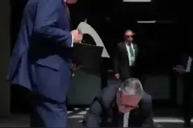 英国首相弯腰捡特朗普掉落文件，回应称：当时别无选择@抖音短视频视频封面