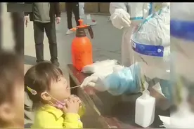 盘点认错家长的小朋友，谁年少时还没牵错过家长的手啊... #人类幼崽成长记 #萌娃 #熊孩子 #专治不开心视频封面