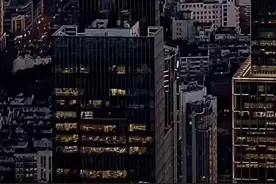 中国一到五线城市排行榜：一线城市 5 个：北京(全国政治、文化、教育中心)。上海(全国经济中心)。广州(经济发达，中国第三大城市)。深圳(经济发达、特区城市)。天津(重要经济大港)。 二线发达城市 8 个：杭州(经济发达、副省级、强省省会)。南京(经济发达、副省级、强省省会)。济南(经济发达、副省级、强省省会)。重庆(直辖市，西部中心城市)。青岛(经济发达、计划单列市)。大连(经济发达、计划单列市)。宁波(经济发达、计划单列市)。厦门(经济发达、计划单列市)。 二线中等发达城市 15 个：成都(经济发展较好、区域中心、副省级省会)。武汉(经济发展较好、区域中心、副省级省会)。哈尔滨(经济发展较好、区域中心、副省级省会)。赣州，江西第二大经济地级市。#经济 #江西赣州 #城市建设 #城市记忆视频封面