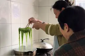 不掺一滴水的手工菠菜面条，配上自己腌的咸乎乎辣乎乎的洋姜，面汤子也喝了，比打的糊涂还好喝嘞！宝妈姐妹们，这个可以有，孩子看了得多吃两大碗……#记录真实生活 #菠菜面 #手工面条 #宝妈分享  #申聪妈妈