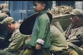 这是我看过最感动的画面，十万解放军入沪不入户，全部睡在街上