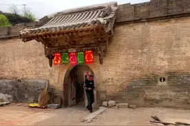 清代官府大院，这个院子主要构建都保存的好，门楼高大气派，门楼高度大概六米，大门左右的墙体上各有一处拴马铁环和上马，石挑角飞檐证明这家以前是个当大官的，在原生态古建里少见，可惜的是古宅的背景资料村里人已经淡忘了，只是说财主院子，这个院子可不是一般的人家。#古建筑之美 #山西古建筑 #