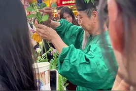 长沙市民沉浸式感受夏日美好#长沙偶遇送花爷爷#77岁爷爷穿汉服犹如阁老再世 #汉服新闻 #国风合伙人视频封面