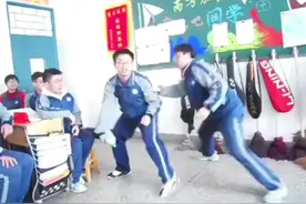 教室篮球争霸 你我他的回忆 #校园篮球  #记录校园生活视频封面