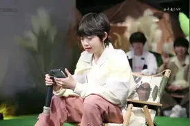 #陈奕恒 在星期五练习生:秋结野营会上solo英文歌曲《yellow》