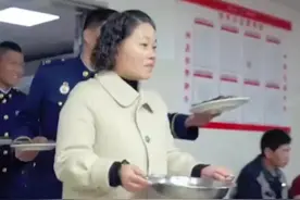 消防员儿子五年没回家母亲跨越千里悄悄来看望儿子，见面那一刻瞬间泪目，母子俩相拥而泣，有时候一个拥抱就是最感人的画面，因为他包含了太多的思念。#母爱 #瞬间戳中泪点