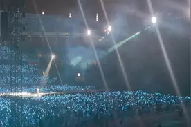 全场观众都嗨起来了，只有主席台观众稳坐钓鱼台#张杰演唱会视频封面