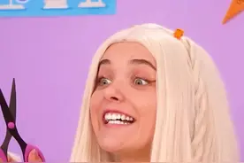 同学把口香糖放你头上？别怕，可乐就是轻松拿下的妙招！ #搞笑#剧情#网红零食#生活小妙招#少儿