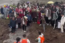 水上公交迎来了高峰，多了很多的学生，一趟没有装下去，再次空船去跑的第二趟，也感谢那些同学，帮助年迈的老人背背篓，少年强#记录真实生活 #农村生活 @船娘芳姐生活号视频封面