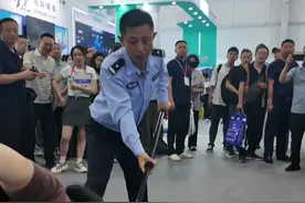 【#记者直击警博会  ｜从生死边缘到科技护盾！#徐州民警研发“智能抓捕器”破局执法困局  】在第12届中国国际警用装备博览会上，徐州市公安局民警张腾飞展示了一款颠覆性警用装备——“多功能自适应抓捕器”。这款装备的诞生源于一线民警的血泪教训：2020年某地袭警案中2名警员牺牲的惨剧，以及张腾飞本人险遭持刀嫌疑人砍中的经历。该装备通过"动态逆向锁止"技术和非接触式战术控制，将民警戒备距离延伸至10米，近身伤亡风险降低80%。实战数据显示，单警作战能力提升300%，动态目标制服成功率超90%。目前，该装备已通过公安部第一研究所检测，并在多地警方试用中获得高度评价。视频封面
