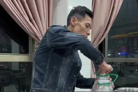 这个视频教大家如何泡发海参？新泡48小时，每24小时换一次水，再煮30分钟开了度，在泡48小时，尽量放多一点水来泡放冰箱买24小时换一次水，还有不懂的，直接在评论区留言。视频封面