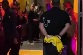 萨瓦娜在球员通道等待着詹姆斯和布朗尼 詹姆斯父子历史首次同台 布朗尼完成了自己NBA生涯第一场常规赛 老张也在赛后来要亲亲了 #詹姆斯父子历史首次同台#萨瓦娜再球员通道等待詹姆斯和布朗尼#詹姆斯#洛杉矶湖人#老詹湖人之家