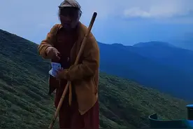 “隆达”通常是用五色的方块纸印上马和经文。在藏语中，“隆”是风的意思，“达”是马的意思。藏族同胞认为，风马是山神的坐骑。人们向天空抛撒隆达，是为了表示对山神的崇敬和感激，同时也祈求全家一年平安、外出顺利、吉祥如意。 