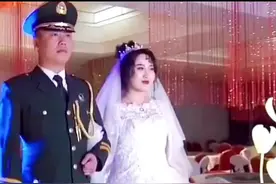 相恋七年，本已订婚，新郎不幸在执行任务时牺牲。新娘依然坚持完婚，看哭了！#催泪 #致敬  #瞬间戳中泪点视频封面