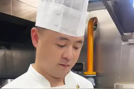 鱼肉煮得嫩滑入味，筷子一夹就散开，浇上调配好的料汁，咸鲜带香超下饭～汤汁拌米饭能多吃一碗，简单好做不翻车！#家常菜 #美食分享 #过水鱼#好好吃饭大赛 #解锁鱼肉的神仙吃法