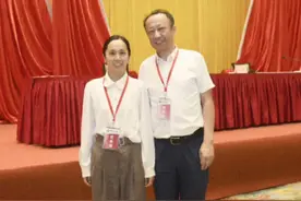 很多人觉得我照顾彭亚楼六年，名利双收。 是的，我和彭亚楼确实很幸运，一路上遇到了很多困难，每次很绝望的时候，就会遇到很多很多好心人帮忙，让我有一种绝处逢生的感觉。 彭亚楼出事，我们都特别心疼。 当时我妈妈说了一句对我影响非常大的话：植物人也是人，应该被尊重，被善待。 我一直努力把彭亚楼当个人来照顾，来对待。 一个人，最怕什么？ 不被需要！人活着，却没有任何价值。 我一边照顾彭亚楼康复护理，一边坚持经营瓜蒌地。可是，我一直强调，是彭亚楼养活了所有人，我一直告诉所有人，我感恩彭亚楼给了我锻炼成长的机会，是彭亚楼让我更强大，活出更有力量的人生。我为什么这样说？因为，我想让彭亚楼醒过来，因为我想让彭亚楼成为有价值的人！因为我不想彭亚楼醒过来以后，觉得自己拖累了我们！因为我真的想用实际行动告诉他：你是最棒的人！你是可以涅槃重生的人！你一直都是一个有价值有意义的人！ 是的，我是靠着彭亚楼出名了，挣钱了。 说明我的愿望实现了，彭亚楼真的成为一个有价值的人了！ 我也希望每一位残疾人都能活出自己的价值和生命意义。 这两次我十分有幸参与残联活动，学习到对待生命的态度：应救尽救！通过尊重、理解、关心、帮助残疾人，活出别样的人生价值。视频封面