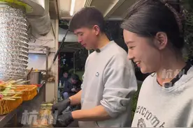 这样的女友去哪找 #空少男友辞职摆摊卖烧烤 女友为他“打两份工”，为支持男友摆摊每天开车往返2小时。视频封面