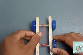 如何制作橡皮筋动力小车#幼儿简单科技小制作 #我爱发明我爱制作