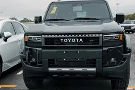 不得不说，这个天再配上黑武士真的是绝，压迫感十足#2024普拉多 #全新普拉多 #汽车人日常 #dou是好车 #硬派越野 @一汽丰田视频封面