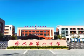 八中校园食堂就餐流程视频，学生们在食堂要文明用餐，遵守纪律视频封面