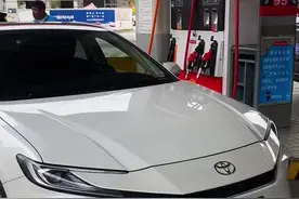 凯美瑞一箱油可以跑多远，混动市区郊区高速油耗差不多，三四毛一公里！#抖音汽车 #经典车 #凯美瑞