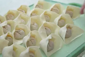 馄饨好吃馅和汤是关键，今天调馅的方法你喜欢吗～#美食