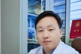 胆管癌相关症状 黄疸是胆管癌最早也是最重要的症状，大部分病人多因黄疸而就诊，多数患者还有右上腹痛胀痛或不适，体重减轻，食欲不振等症状，如出现上述症状，一定要及时到医院就诊。#硬核健康科普行动  #黄疸 #胆管癌 #腹痛 #肝胆