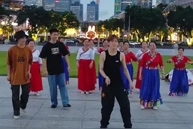 #广州广场舞阿姨乱入街舞少年团 广州阿姨和小伙学跳街舞，还称动作不难 #广州阿姨和小伙子广场上斗舞 #广场舞阿姨说街舞挺简单的