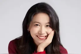 原来这叫举枪礼！被执勤哨兵的一个回礼细节帅到了燃到了也戳到了#小女孩向执勤哨兵敬礼收到回礼 一个国之脊梁，一个未来栋梁！#新闻姐 @抖音短视频