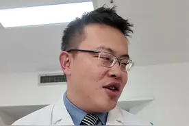 陕西一男子低血糖晕倒、似精神病发作，背后真凶是罕见肿瘤 陕西一位男子，多年来一直被低血糖困扰。每次犯病，都会晕倒，病情严重时甚至会失去意识。他说一般在早上5:00到8:00的时候就会出现低血糖症状，这时候，就需要家人赶紧给他喂葡萄糖或者吃糖来缓解症状。 更让人揪心的是，他说犯病时还会出现狂躁的行为，比如乱砸东西、乱打人。 因为这些异常表现，家人一直以为他是“精神病”患者，无奈之下，还把他送进了精神病院。 他坚信自己不是精神病，到处看病。 近期，他来到了西安交大一附院胰腺外科就诊。最终，经过详细的检查和诊断，确诊：该名患的是一种罕见的肿瘤——胰岛素瘤（神经内分泌肿瘤的一种）。 目前，男子已经成功接受了手术治疗。现在，他的血糖已经恢复到了正常状态，也摆脱了多年来低血糖带来的痛苦和困扰。#抖出健康知识宝藏 #低血糖 #神经内分泌肿瘤 #外科医生视频封面
