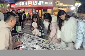 小生不才，未得姑娘青睐，扰姑娘良久，姑娘勿怪，自此所有爱慕之意止于唇齿，匿于年华，姑娘往南走，小生往北瞧，不再打扰姑娘，今生就此别过，望姑娘日后善其身，遇良人，与君欢喜城，暖色浮余生