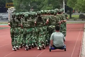 湖北“无腿男孩”方宇翔，两岁时因车祸失去双腿，在学校军训时不要求特殊赵顾，用平衡车坚持完成军训，男孩：感谢学校让我拥有这段经历#励志#正能量 #板凳男孩视频封面