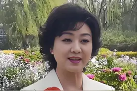 59岁的李胜素虽然未婚未育，却把日子过得格外精彩！岁月没带走她的美，反而沉淀出更从容的韵味。那张天生福气相的脸庞，年轻时明艳动人，如今更显大气温润，怎么看都让人觉得舒服又亲切#老照片 #魅力女人