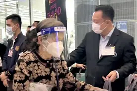 “中国人到了”，排面！泰国副总理和两部长赴机场接机，给予中国游客“英雄般欢迎”视频封面