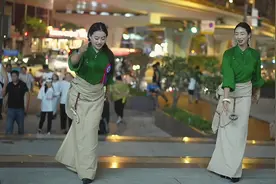 藏族姑娘嘎青、小拉姆演绎《央金拉姆的身语》#时尚街拍美女