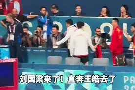 刘国梁直奔国乒夺冠现场！第一个拥抱的就是王皓！下来挨个拥抱国乒三剑客！这一幕太感人了！这是一种认可！#马龙视频封面