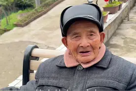 102岁爷爷担心五十多岁大孙子饿瘦了😂😂，让我提前给大孙子把零食安排好，来了就可以吃😂#记录真实生活 #隔辈亲 #隔辈亲有多亲 #隔代亲 #原创视频视频封面