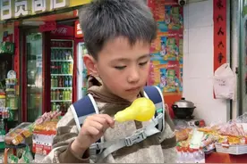 校门口的网红零食，实测有毒千万别买 校门口的网红零食，实测有毒千万别买#食品安全 #宝妈必看 #儿童食品安全 #蜡瓶糖 #网红零食视频封面