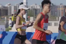 99年运动员李美珍马拉松赛场遇生理期，为了小组积分坚持跑完 ，日常训练自律又努力 赛前还会给自己化个妆，网友：运动暴汗也没脱妆？给个链接！#李美珍#运动#马拉松#跑步#美妆视频封面