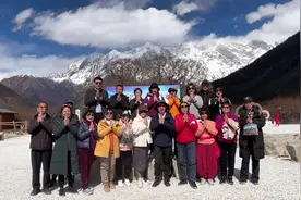 唵（ōng）嘛（ma）呢（nī）叭（bēi）咪（mēi）吽（ hōng