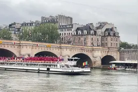 巴黎2024奥运会开幕式；中国🇨🇳和加拿大🇨🇦一艘船出场#奥运会
