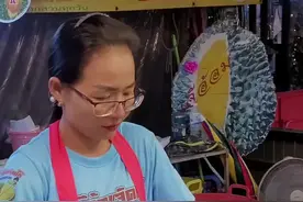 观看这个巨型榴蓮瞬间被切割！-水果切割技能！ 观看这个巨型榴蓮瞬间被切割！-水果切割技能！#榴莲 #开榴莲 #榴莲肉 #泰国榴莲