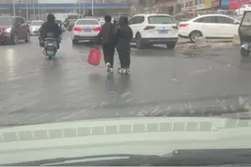 每天上班都能看到70岁的奶奶用滑板车拉着11岁的孙子，就因为孙子不做车就爱站在滑板车上，老人的儿子还说老了锻炼锻炼身体没坏处，每次老人都出很多汗。养儿防老#全新探岳l智能油车扛把子#胖东来 #热镀锌 #热镀锌加工 #热镀锌厂视频封面